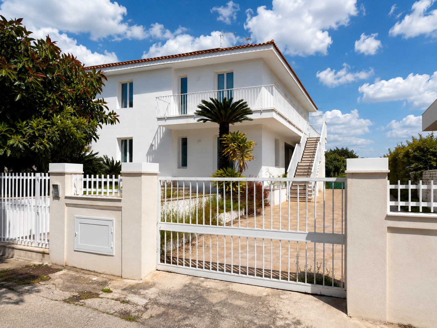 La casa vacanze Nicorooms a Marina di Modica vista dal cancello d'ingresso