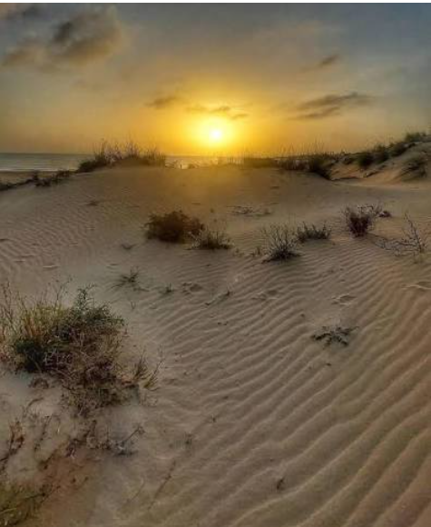 Tramonto dorato sulle dune di sabbia di Marina di Modica